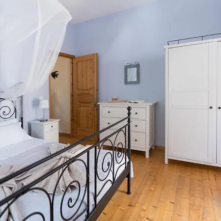 Semesterbostad Bougainvillea Tree House *