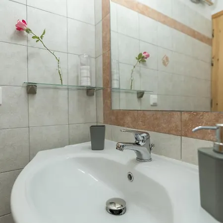 Bougainvillea Tree House Semesterbostad *