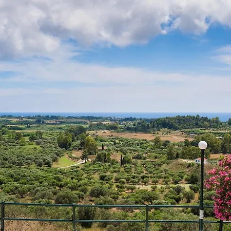 Bougainvillea Tree House Chavriáta