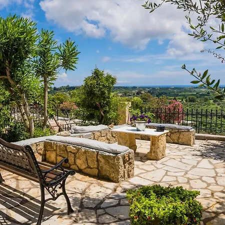 Semesterbostad Bougainvillea Tree House