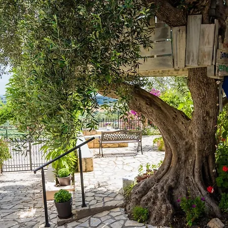 Bougainvillea Tree House Casa vacanze Chavriáta