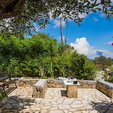 Bougainvillea Tree House Semesterbostad *