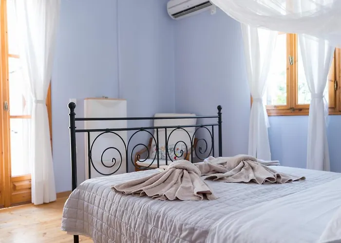 Bougainvillea Tree House Holiday home *