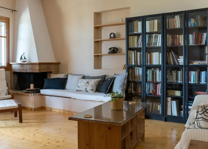 Bougainvillea Tree House Holiday home