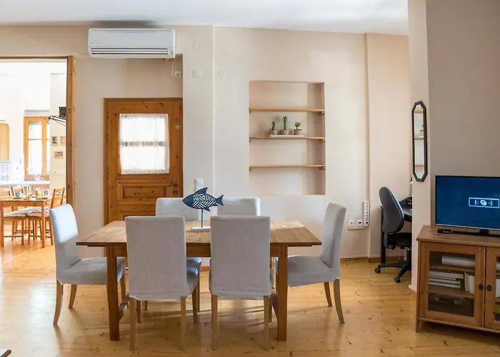 Bougainvillea Tree House Holiday home *