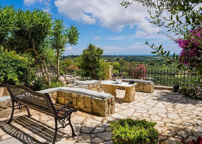 Holiday home Bougainvillea Tree House