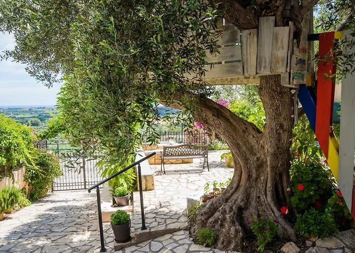 Bougainvillea Tree House Holiday home Chavriata