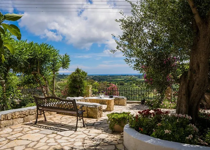 Bougainvillea Tree House * Chavriata