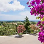 Semesterbostad Bougainvillea Tree House