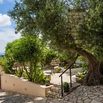 Bougainvillea Tree House Semesterbostad Chavriáta